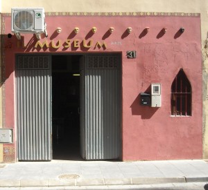 Fachada Esudio-Taller iL MUSEUm. Calle costa del Sol, 31. Zapillo-Playmar. 04007. Almeria