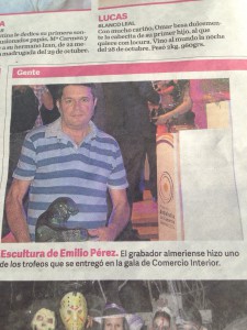 El Artista Emilio Pérez, con el premio realizado por él, para la entrega de premios